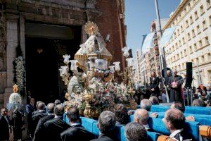 Fervor y devoción en Castellón por la 'mareta',  que inicia su peregrinar por toda la ciudad en el Centenario de su Coronación
