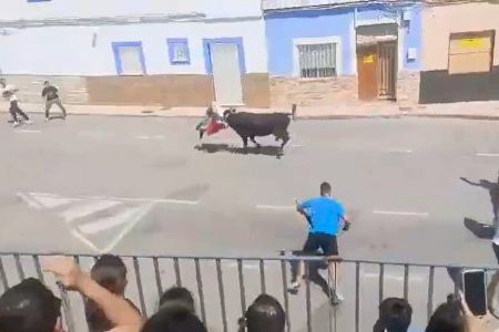 VIDEO | Segunda y aparatosa cogida esta semana en los 'bous al carrer' de Cullera
