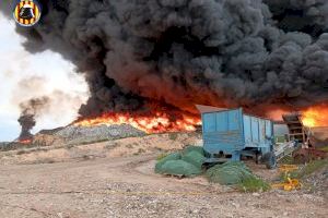 VIDEO | Incendio en una planta de reciclaje en la comarca de Utiel-Requena: dos personas asistidas por inhalación de humo