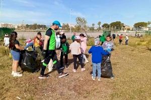El CEIP José Iturbi efectua una neteja en les prades de l'Arenal