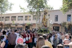La imagen peregrina de la Mare de Déu recorre las calles de los barrios valencianos del Marítimo