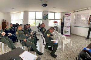 La profesora de la UMH María Jesús Navarro colabora con la policía nacional colombiana para la prevención de la trata de mujeres y niñas