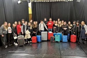 Alumnado Erasmus+ del IES Santa Pola estrena la obra 'Maletas (Valigie)' en Italia