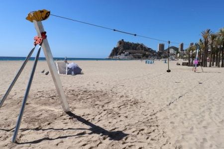 Benidorm amplía la oferta lúdica de la playa de Poniente con la instalación de una tirolina