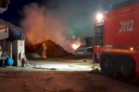 Se incendia otra planta de reciclaje en Llíria mientras sigue ardiendo la de Requena