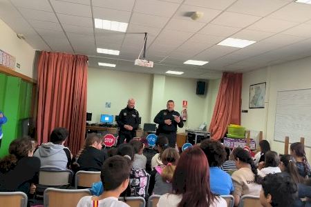 La Policía Local de Peñíscola inicia las sesiones teóricas sobre educación vial en el colegio