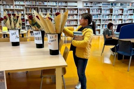 Peñíscola celebra el Día del Libro con la entrega de rosas rojas a quienes participen de las actividades en la Biblioteca Municipal