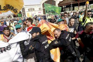 Los agricultores empiezan a recibir multas de 1.200 euros por su protesta frente al Puerto de Valencia