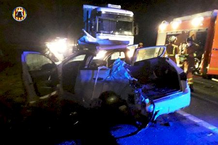 Varios heridos y una persona atrapada en un accidente en Picassent entre un camión y varios coches
