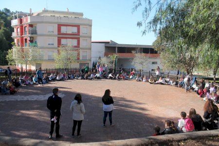 Escolars d'Almenara planten prop de 250 exemplars de pi blanc i lledoner en la localitat