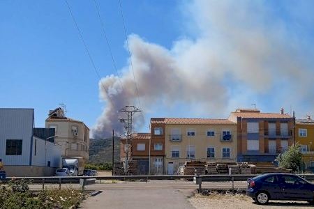 Mobilitzats mitjans aeris i terrestres contra un incendi forestal a Cabanes
