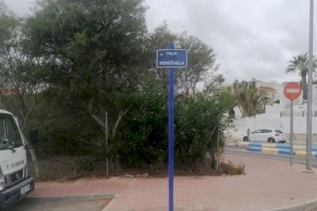 Orihuela trabaja en el acondicionamiento de la señalización de calles en diversas zonas