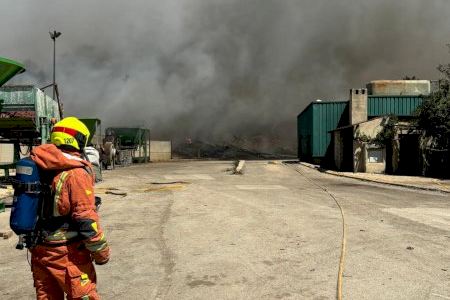 Movilización de Maquinaria Pesada para combatir Incendio en Planta de Reciclaje de San Antonio de Requena