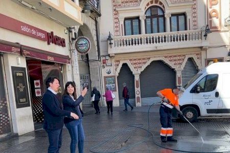 La concesionaria del servicio de limpieza intensifica el repaso a la ciudad tras las Fiestas de Moros y Cristianos de Alcoi