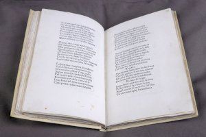 La Biblioteca Històrica de la Universitat de València expone el primer libro impreso en València hace ahora 550 años