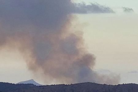 Los bomberos luchan contra un incendio forestal declarado en Riba-roja de Túria