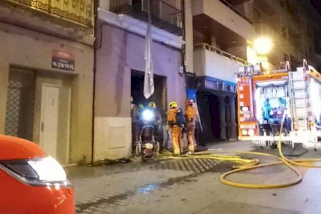 Cuatro personas rescatadas en el incendio de una vivienda de madrugada en Ontinyent