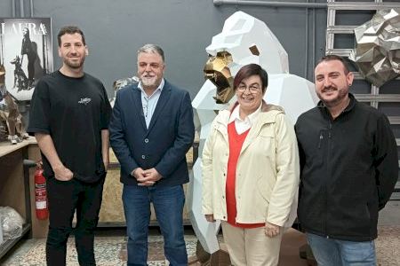 El equipo de gobierno visita el taller Shan Project del escultor Anyel Martínez como modelo de creatividad exportadora