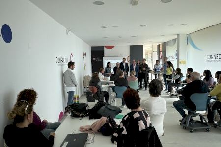 24 profesores visitan el “Aula del Futuro” del CEFIRE La Nucía