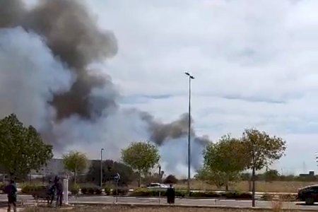 Bombers i agents forestals mobilitzats per a combatre un incendi en el Camí Caminàs de Castelló
