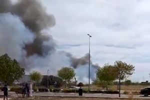 Bombers i agents forestals mobilitzats per a combatre un incendi en el Camí Caminàs de Castelló