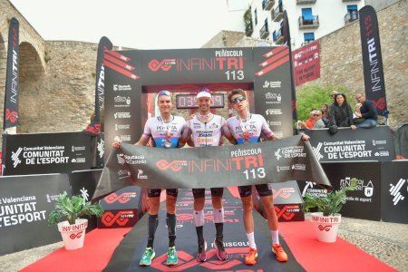 Jordi Montraveta, tetracampaón del Infinitri 113 Triathlon Peñíscola y la belga Zoe Leurs vence en categoría femenina