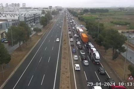 El dilluns plujós deixa embossos i diversos accidents en les carreteres de València