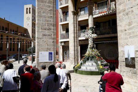 El barrio de la Creu de Mislata homenajea a Miquel Navarro con la ornamentación de su monumento