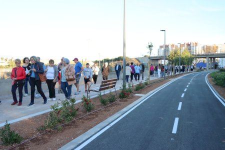 Decenas de burjassotenses disfrutan del primer paseo por la Vía Verde de Burjassot