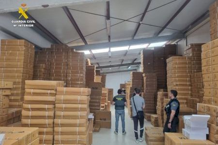 Una auténtica montaña de productos falsificados: hasta 124.000 artículos en naves de Torrevieja y Elche