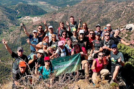 Una treintena de excursionistas de Alternatura recorren los picos del Cullera en Almedíjar