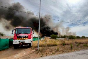 Confinado un colegio de Castellón y ocho desalojados del asentamiento por el incendio próximo al cementerio municipal