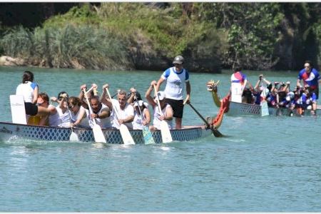 Locura por el kayak en Almassora: cuelgan el cartel de completo para aprender este deporte en auge en el río Millars