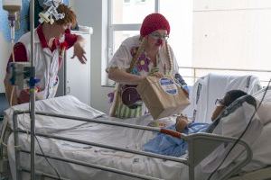 Payasospital visita a los niños del Hospital General de Alicante por la celebración del Día del Niño