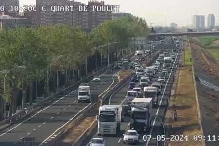 Cues quilomètriques en la V-30 per un accident de trànsit a València