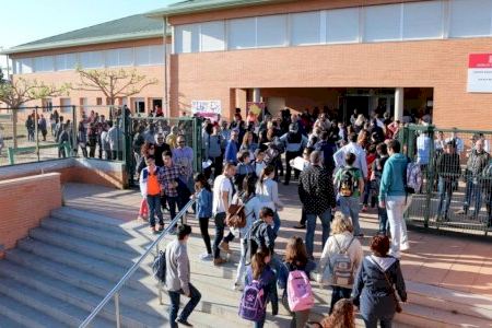 El pleno de Riba-roja de Túria denuncia el recorte de plazas para estudiar inglés en l’Escola d’Idiomes y el aumento de ratios de alumnos