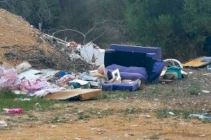 El PSOE de Benidorm alerta del peligro de la acumulación de escombros y suciedad en Armanello