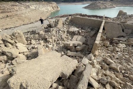 La sequía revela vestigios del pasado en un embalse de Castellón: un viaje en el tiempo bajo las aguas