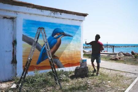 El Puig se viste de arte y conciencia con el nuevo mural de Pedro Mecinas: un contrapunto a la construcción en la playa