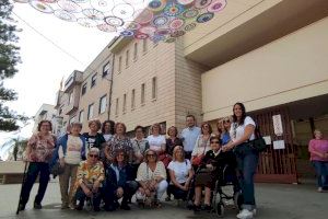 Un colorido toldo de ganchillo elaborado por mujeres de Benejúzar decora una calle por las Fiestas Patronales
