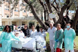 'Paseoterapia': El proyecto de un hospital de Valencia para mejorar la vida de los pacientes de la UCI