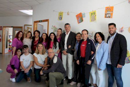 Marcos Zaragoza visita las instalaciones de la Asociación de Familiares de Enfermos de Alzheimer de la Marina Baixa