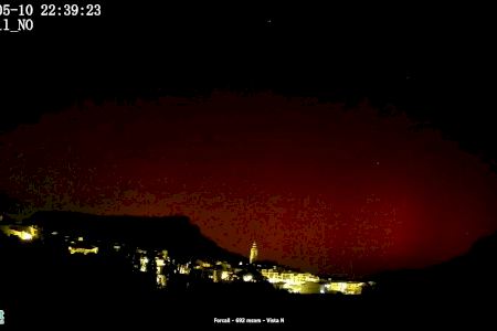 La aurora boreal tiñe de rojo los cielos de la Comunitat Valenciana