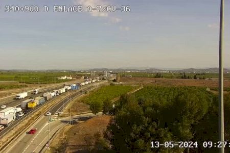 Colas de seis kilómetros por un accidente en la AP7 en el bypass de Valencia