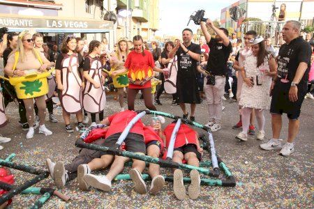 GALERIA | Busca't en les fotos més divertides i acolorides de la Cavalcada de Festes de Vila-real