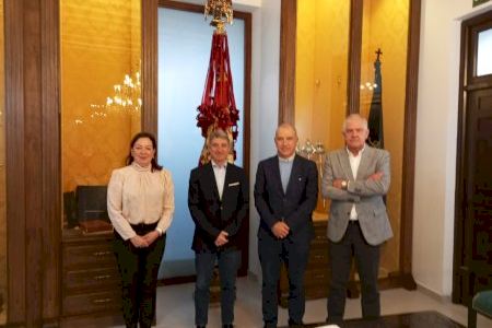 El Ayuntamiento de Orihuela y el Colegio Oficial de Médicos de Alicante firman un convenio de colaboración en materia de salud pública El Ayuntamiento de Orihuela y el Colegio Oficial de Médicos de Alicante firman un convenio de colaboración en materia de salud pública