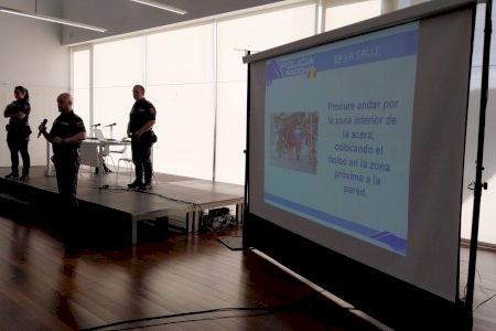 Más de 200 personas participan en la charla de autoprotección y nuevas modalidades delictivas en Torrent Más de 200 personas participan en la charla de autoprotección y nuevas modalidades delictivas en Torrent