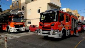 Els bombers rescaten a diverses persones afectades per inhalació de fum en un incendi a Aldaia