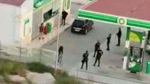 Un home llança un destral a agents de policia en una gasolinera d'Alacant