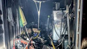 Un incendi calcina un magatzem de contenidors a Mutxamel